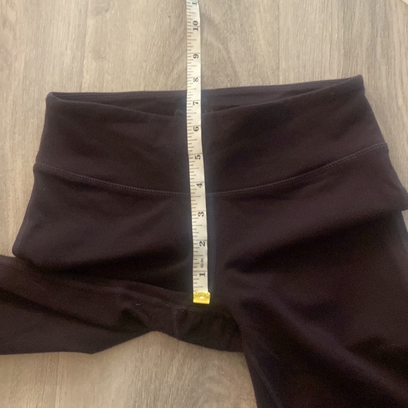 Aritzia TNA maroon coloured skinny leggings - Picture 6 of 11